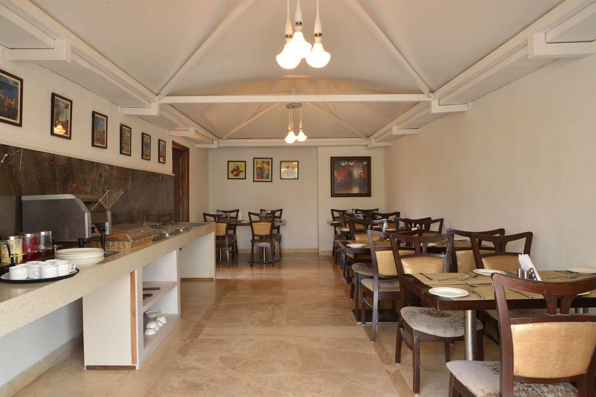 Hotel Le Roi Near New Delhi Railway Station Ngoại thất bức ảnh